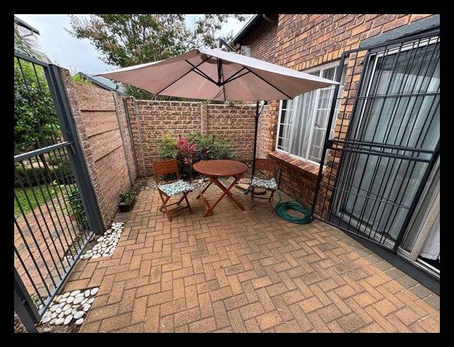 2 BEDROOM TOWNHOUSE FOR SALE IN VAN RIEBEECK PARK